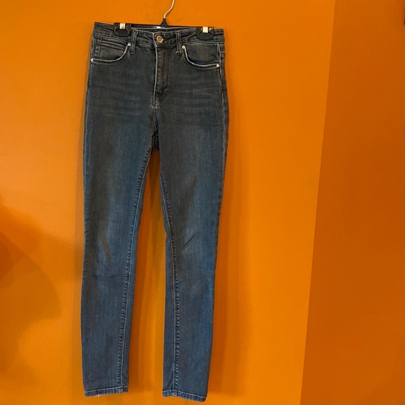 Ladies Colin’s jeans in size 25 x 29. High rise with lots of stretch. - Picture 2 of 10